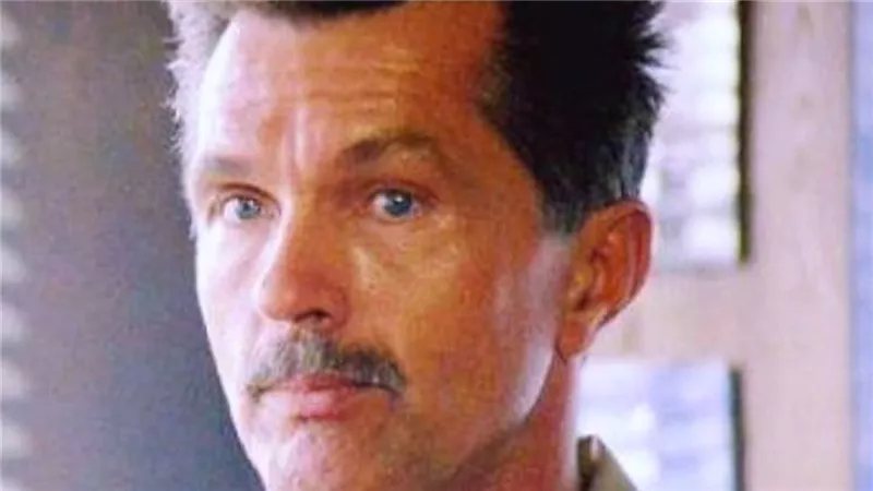 وفاة النجم الأمريكي توم سكيريت بطل Top Gun عن عمر ناهز 93 عاما