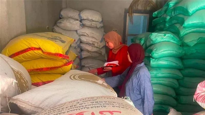 ضبط سلع غذائية منتهية الصلاحية خلال حملات رقابية لضبط الأسواق في قنا