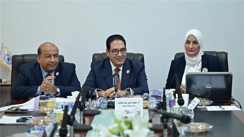 تطوير البرامج الدراسية والذكاء الاصطناعي على طاولة اجتماع مجلس إعلام القاهرة