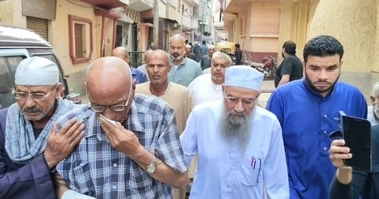 انهيار والد مضيفة الطيران عزة رمزي قبل تشييع جثمانها بالبحيرة.. فيديو