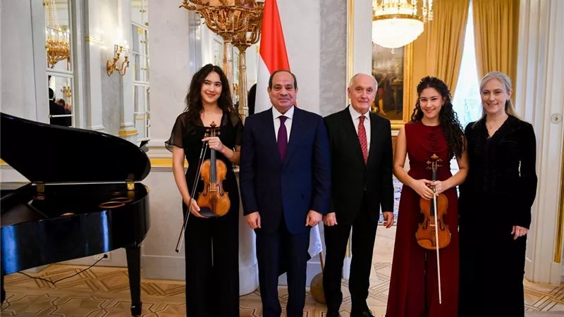 السيسي يلتقط صورة تذكارية مع الفنانتين المصريتين المجريتين أميرة ومريم أبو زهرة