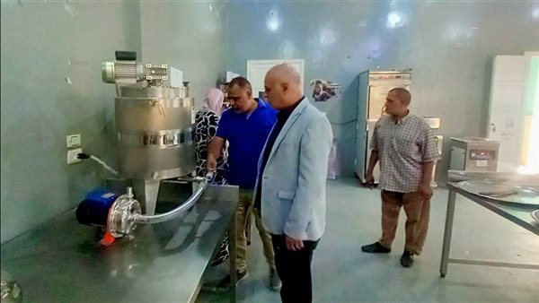 أسيوط تحصد العقيق الأحمر، المحافظ يتابع مراحل تصنيع منتجات الرمان بساحل سليم (صور)