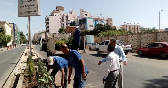 محافظ الأقصر يتفقد أعمال الرصف والتطوير بميدان مرحبًا وشارع الكورنيش.. صور