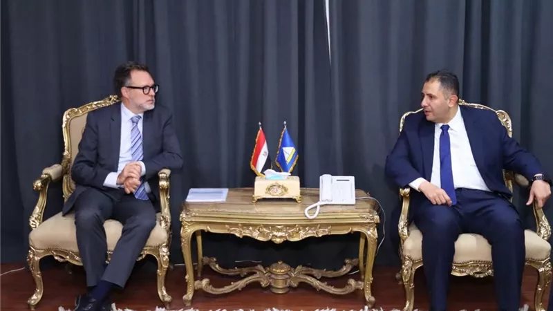 محافظ دمياط يبحث تعزيز تمكين المرأة مع السفير الكندي ومدير منظمة العمل الدولية