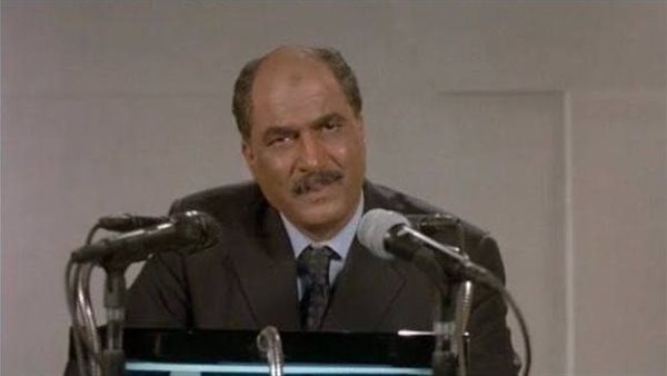 أيام السادات.. أحمد زكي يجسد رحلة بطل الحرب والسلام من الصغر إلى الاستشهاد