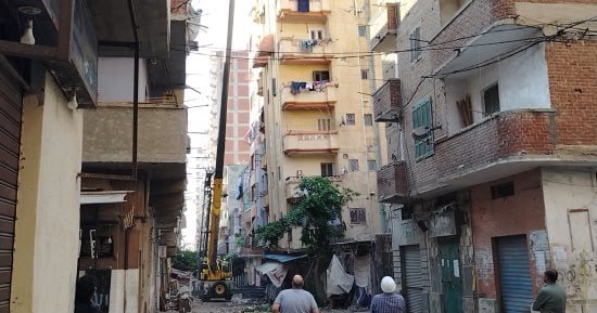 بدء أعمال إزالة العقار المائل بأمبروزو الإسكندرية وتأمين محيطه.. صور وفديو