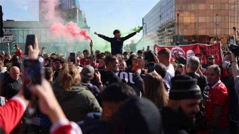 جماهير مانشستر يونايتد تهاجم اللاعبين في محطة القطار قبل قمة تشيلسي (فيديو)