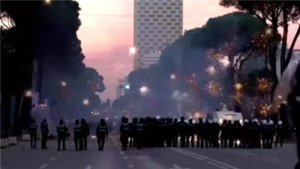 الطلبة يشعلون تيرانا، مواجهات عنيفة بين المحتجين والأمن في ألبانيا (فيديو)