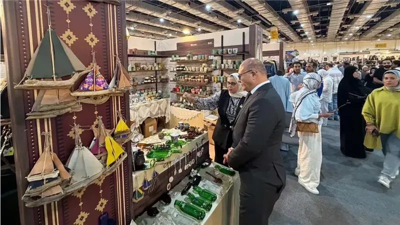 رئيس جامعة سوهاج يصطحب طلابه بجولة للتعرف على الحرف التراثية في معرض "تراثنا"