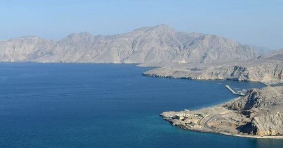 هيئة بحرية بريطانية: تعرض سفينة حاويات لضربة بمقذوف مجهول في مضيق هرمز