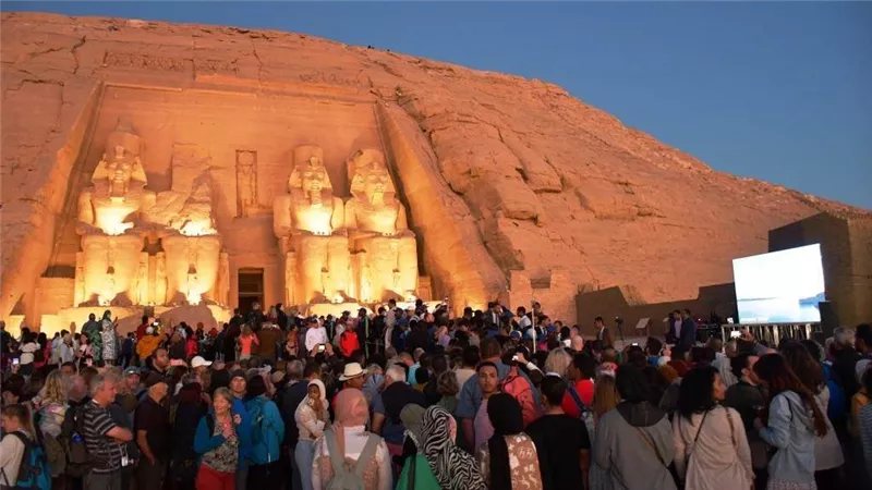 استعراضات فنية أثناء تعامد الشمس على تمثال رمسيس الثاني في أبو سمبل بأسوان (فيديو)