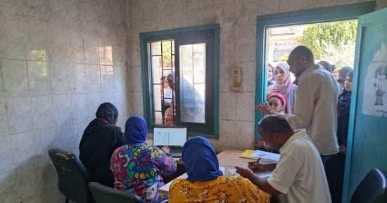 صحة قنا: الكشف على 850 مواطنا بقرية الرئيسية بنجع حمادى خلال قافلة مجانية