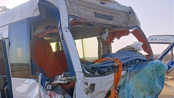 محافظ أسوان يطمئن على مصابي حادث التصادم بطريق أبو سمبل (صور)