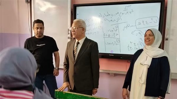في الصباح الباكر، مدير تعليم الإسماعيلية يفاجئ طالبات الشهيد محمد حسن حسنين (صور)