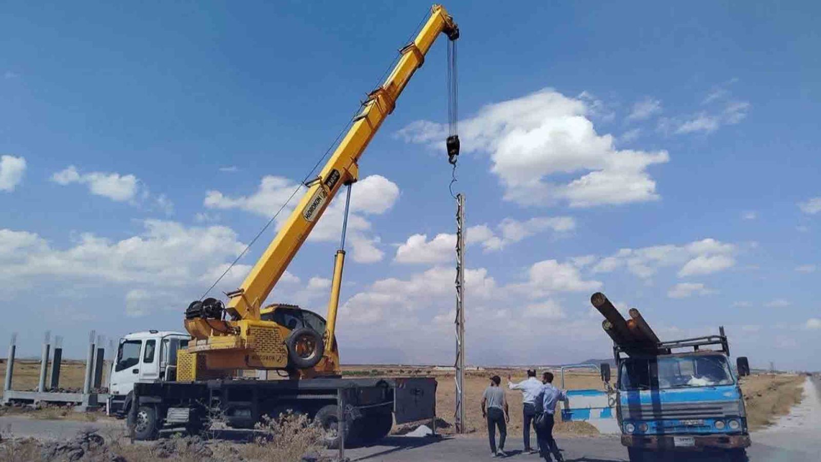 تمهيداً لعودة الأهالي.. تأهيل الشبكة الكهربائية في تجمع سكني بريف القنيطرة