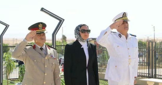 محافظ الوادي الجديد تضع إكليلا من الزهور على النصب التذكاري للشهداء
