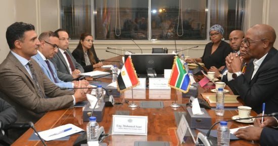 وزير الصناعة يبحث مع نظيره الجنوب إفريقى تعزيز التكامل الصناعى بين البلدين