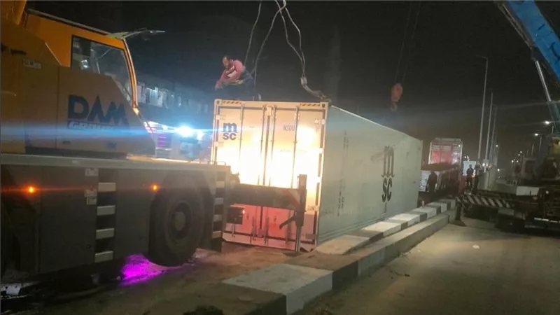 انقلاب حاوية "كونتينر" من سيارة نقل على مطلع كوبري طنامل بطريق "أجا - ميت غمر" (صور)