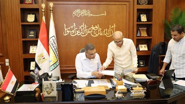 محافظ جنوب سيناء يعتمد عددًا من عقود تقنين أراضي دهب ويوجه بسرعة إكمال الإجراءات