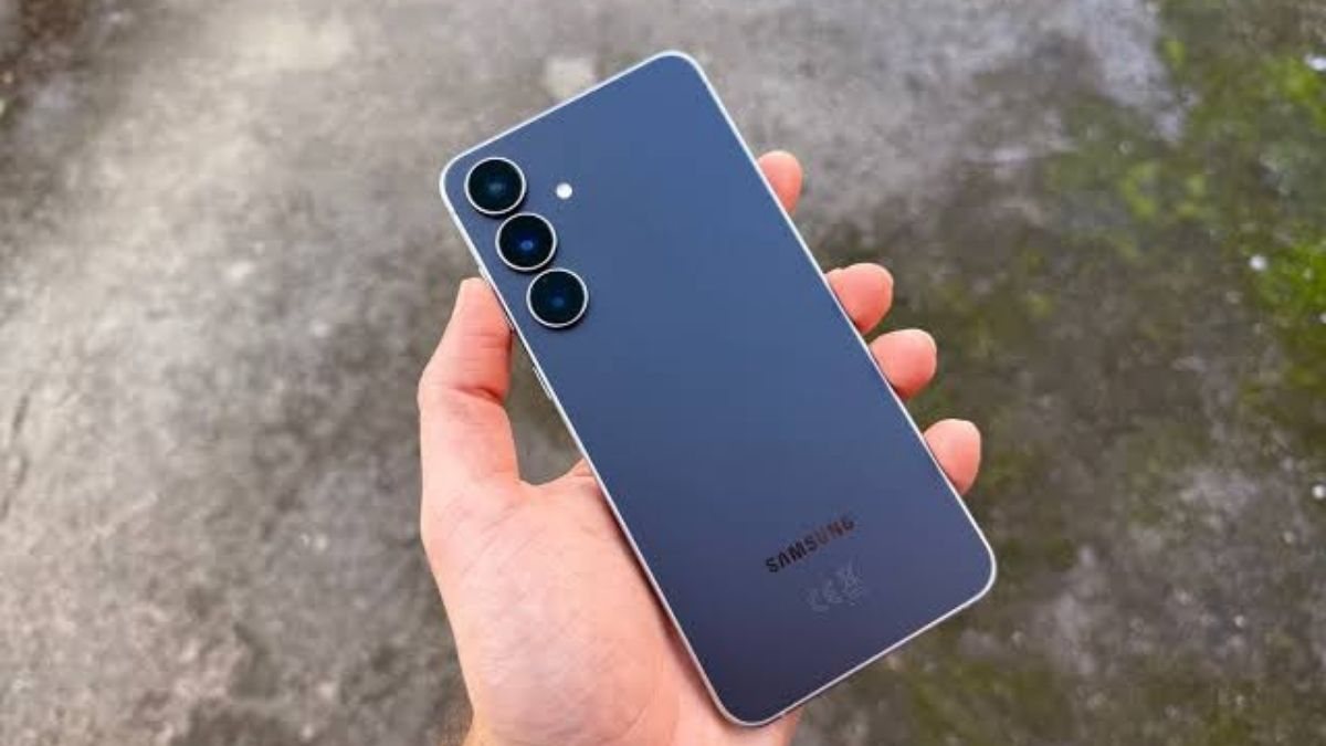 هاتف Galaxy S25 FE يستقبل التحديث الأمني الجديد في أكتوبر 2026