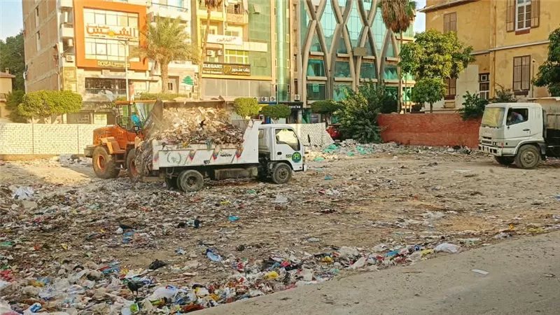 استجابة لشكوى مواطن، إزالة تراكمات قمامة من أحد شوارع حي أول بالإسماعيلية