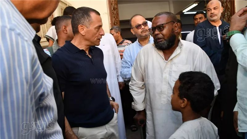 محافظ أسوان يستمع لمطالب المواطنين بعد أدائه صلاة الجمعة بمسجد السلام (صور)