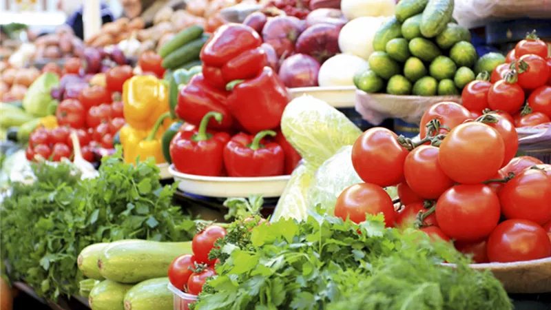 سعر الخضار اليوم، الطماطم تسجل 15 جنيها وانخفاض 6 أصناف منها الليمون والخيار