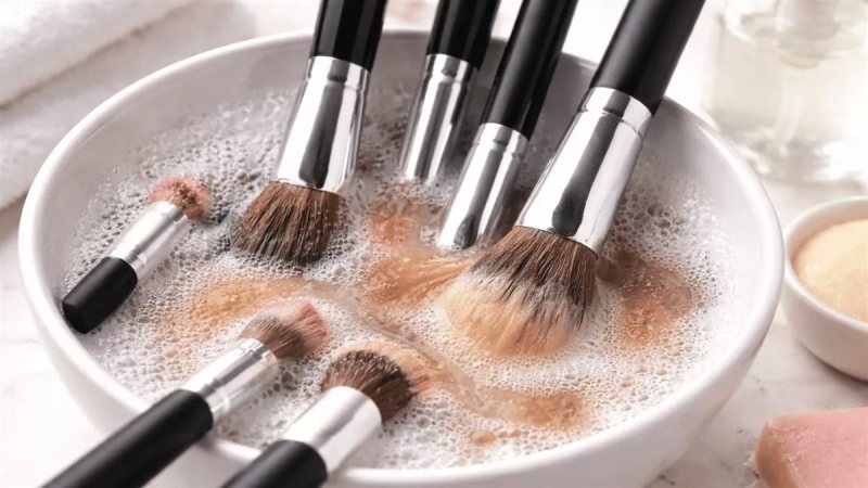 خطوات تنظيف أدوات المكياج وتجفيفها بطريقة صحيحة