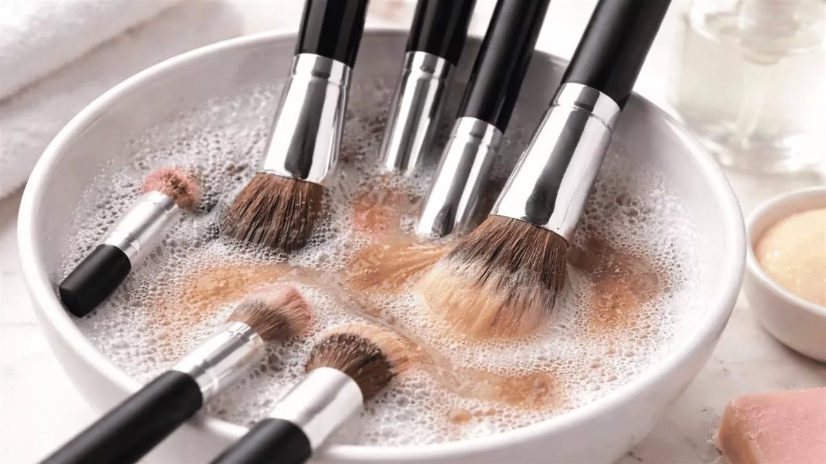 خطوات تنظيف أدوات المكياج وتجفيفها بطريقة صحيحة