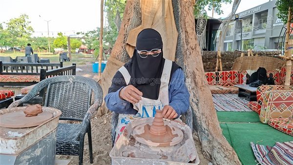 من فن ترويض الطين إلى التحف، قصة "سلمى" خريجة "آداب إنجليزي" مع الفخار بالإسماعيلية (فيديو)
