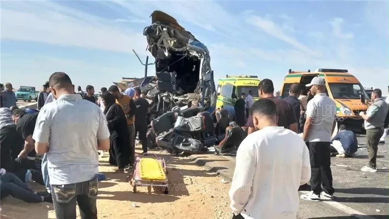 صدمة وذهول بين الناجين من حادث تصادم أتوبيس وتريلا بطريق مصر أسيوط الغربي (صور)