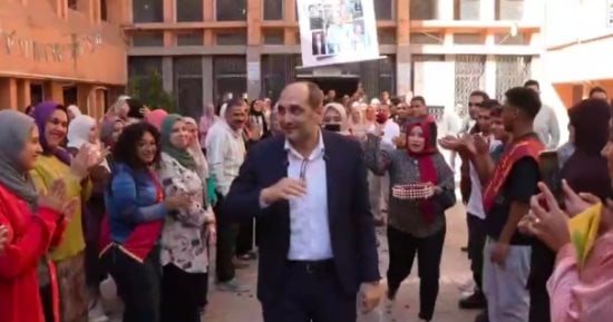 ممر شرفي وورود لعميد كلية الآداب بجامعة بنها في أخر يوم عمل له بالكلية