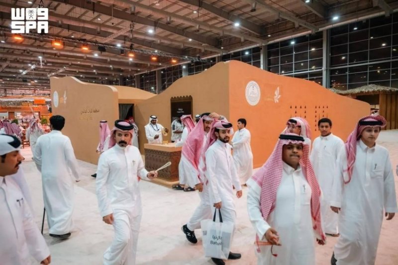 "عزٍّ يورّث".. جناح بوابة الدرعية يستحضر تاريخ حيّ الطريف في معرض الصقور والصيد