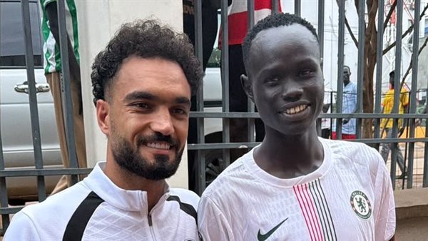 هدية خاصة من مشجع جنوب سوداني لمصطفى زيكو بعد مباراة بيراميدز (فيديو)