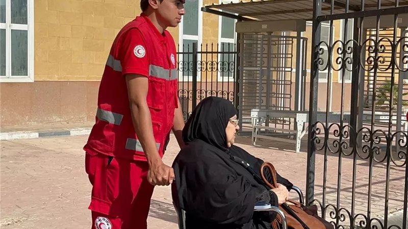 الهلال الأحمر المصري يرافق الدفعة الـ92 من الجرحى والمرضى الفلسطينيين بمعبر رفح