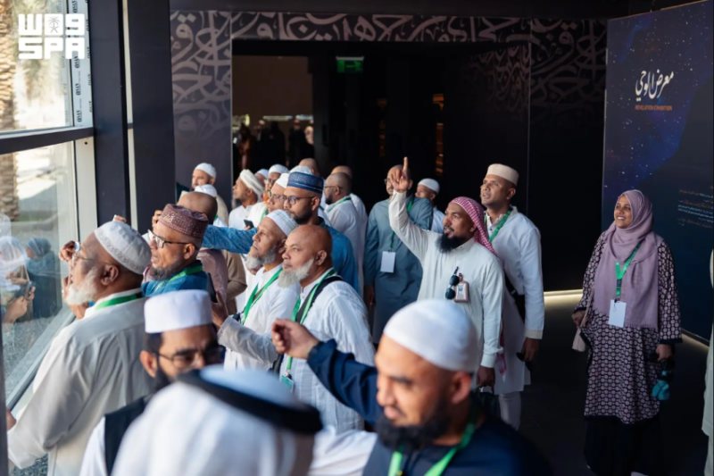 ضيوف برنامج خادم الحرمين الشريفين للعمرة والزيارة يطّلعون على معروضات حي حراء الثقافي بمكة المكرمة