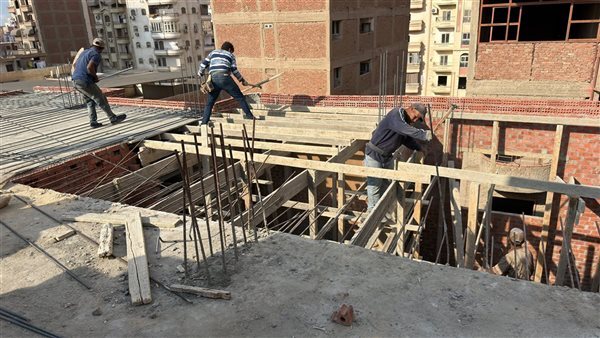 لتجاوزه النسبة القانونية، إزالة فورية لمخالفة بناء بحي الأشجار غرب المنصورة