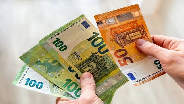 تراجع اليورو لمستويات مايو 2025 وسط مخاوف الميزانية الفرنسية