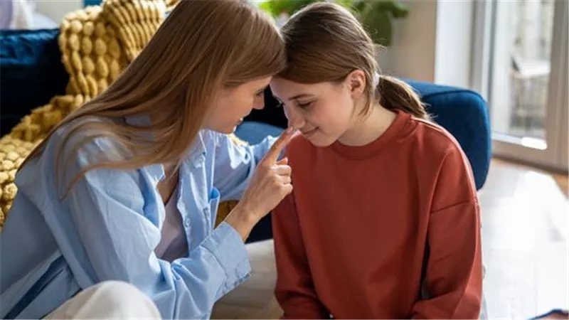 طرق تربوية لمساعدة ابنتك في وضع حدود صحية مع الآخرين