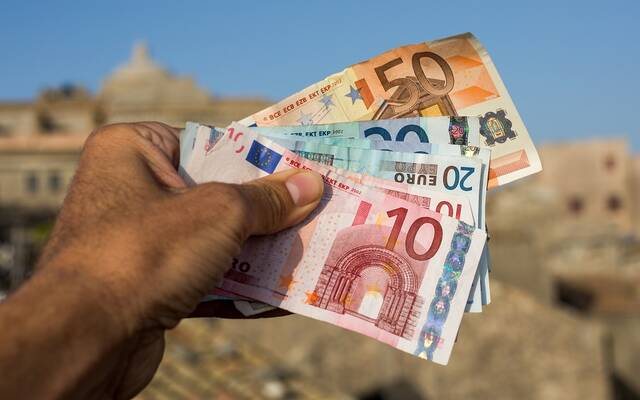 اليورو يتراجع أسبوعياً مع صعود علاوة المخاطر السيادية الفرنسية