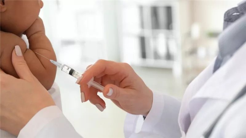 قبل ما تطعم طفلك، الحقيقة وراء شائعات فساد التطعيمات