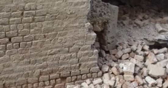 التحقيق في مصرع طفل وإصابة آخرين إثر انهيار حائط في قرية اللشت بالعياط