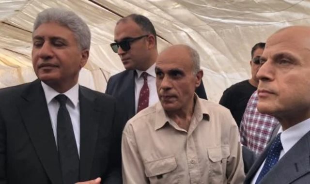 وزير السياحة يهدي مكتشف تمثال رمسيس الثاني بالغربية وزوجته رحلتى عمرة
