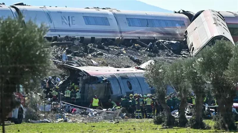 حادث القطارين في إسبانيا يؤجل 24 مباراة بكأس الملك، وريال مدريد وبرشلونة يعلنان الحداد