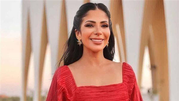 منى زكي: نظرات أحمد زكي لي في "أيام السادات" حسستني إني أنثى وأمورة (فيديو)