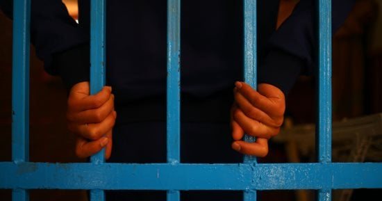 أب يواجه زوجته بدعوى إسقاط حضانة بعد اتهامها بحرمانه من أولاده