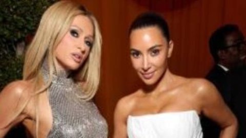 كيم كارداشيان غاضبة من باريس هيلتون بعد إلغاء مقابلة 17 مرة أثناء إعداد سيرتها