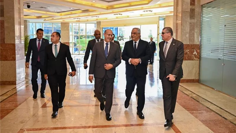 رئيس العربية للتصنيع ووزير الإنتاج الحربي يبحثان آليات تنفيذ التكامل الصناعي