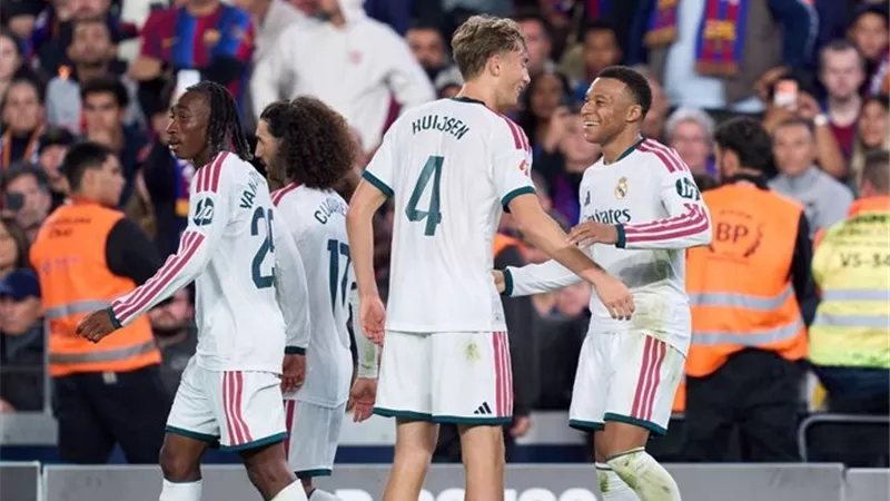 ريال مدريد يحسم الكلاسيكو بالفوز على برشلونة 2-1 ويشعل الليجا (فيديو وصور)