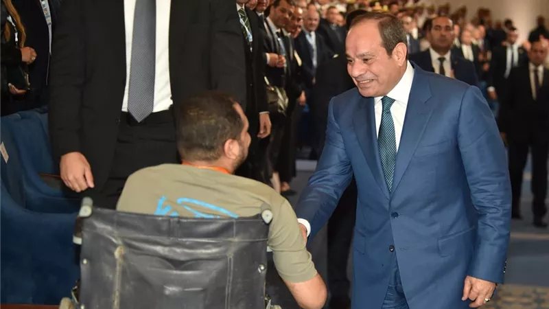لفتة إنسانية، السيسي يتوجه لمصافحة شاب من ذوي الهمم بمنتدى مصر